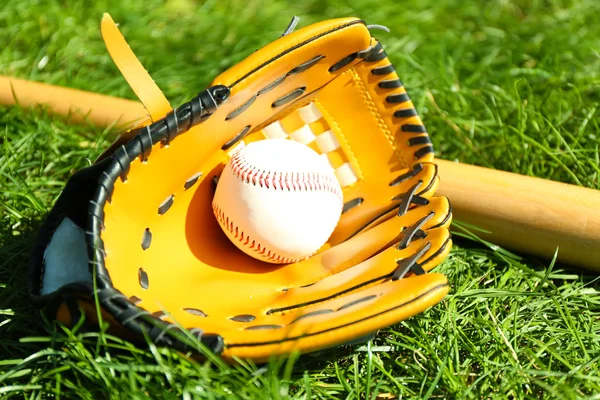 Mazza da baseball, palla e guanto — Foto Stock