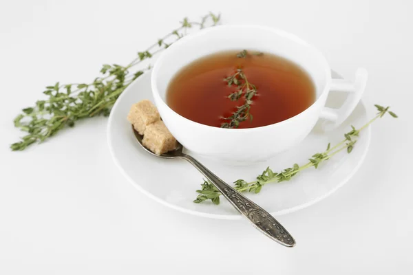 Чашка вкусного травяного чая с тимьяном — стоковое фото