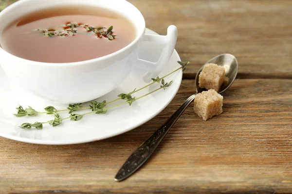 Taza de sabroso té de hierbas con tomillo — Foto de Stock