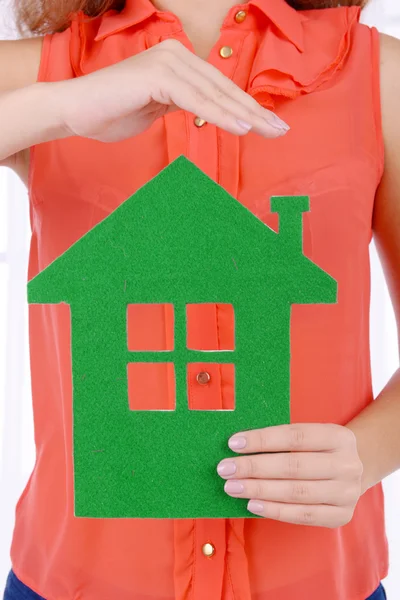 Vrouw handen met papier huis — Stockfoto