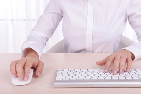 Manos femeninas escribiendo en el teclado —  Fotos de Stock