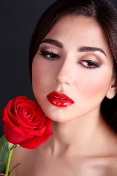 红红的嘴唇和玫瑰的女孩 — 图库照片