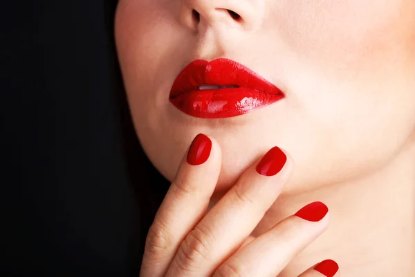 Vrouw rode lippen en nagels — Stockfoto