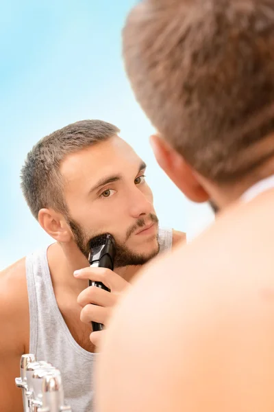 Homem barbeando sua barba — Fotografia de Stock