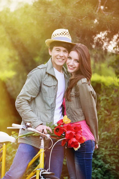 Pareja joven con bicicleta — Foto de Stock