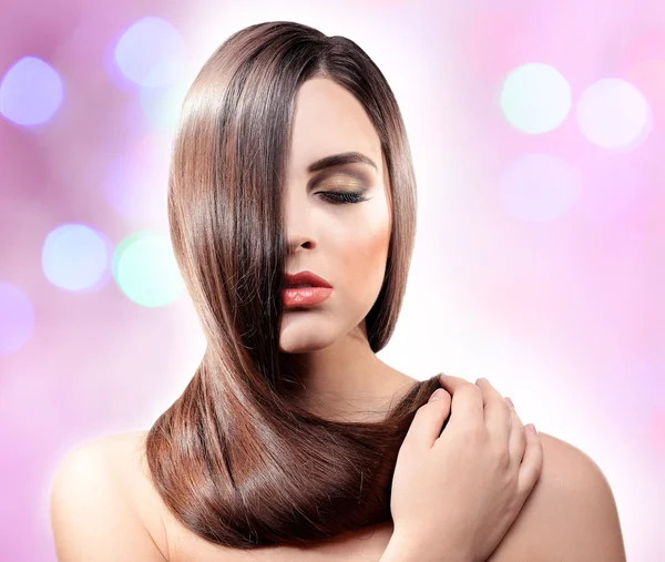 Mulher bonita com cabelo comprido — Fotografia de Stock