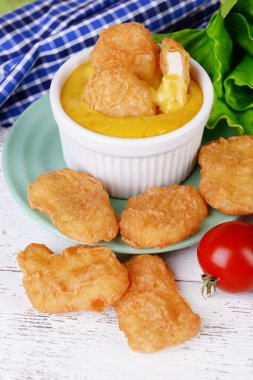 Tablo yakın çekim üzerinde soslu tavuk kanadı