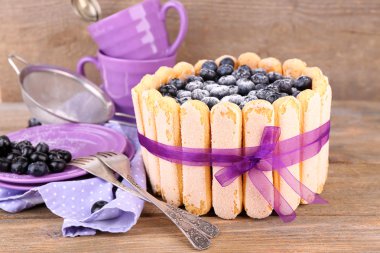 Yaban mersini ile lezzetli pasta Charlotte