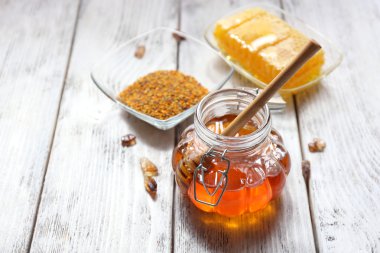 ahşap masa üzerinde taze bal