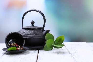 Siyah çaydanlık ve kase