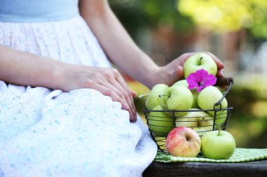 sepet elma açık havada tutan kız