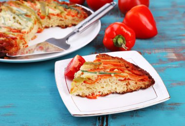 plaka üzerinde tablo yakın çekim sebzeli güveç