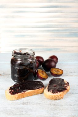 Erik reçeli ile ekmek