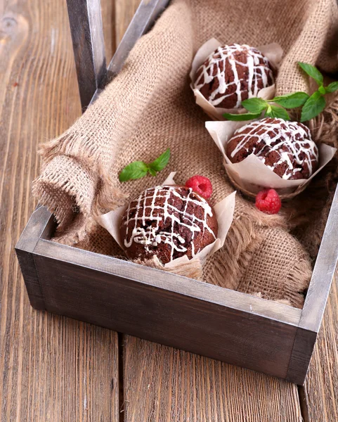 Sabrosos cupcakes con frambuesas en primer plano de la mesa — Foto de Stock