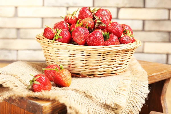 Fresas frescas en cesta sobre fondo de pared — Foto de Stock