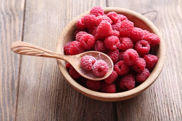 Ripe sweet raspberries in bowl on table close-up — Stock Photo, Image