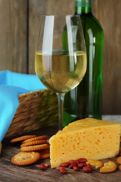 Wein, Käse und Cracker auf Holztisch in Großaufnahme — Stockfoto