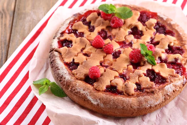 Gâteau savoureux avec des baies sur la table close-up — Photo