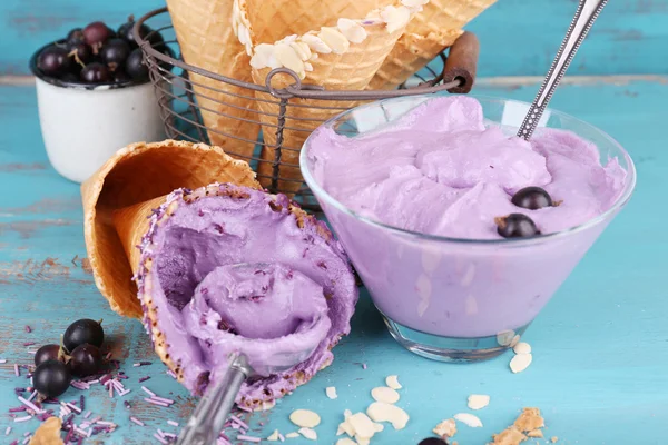 Sabroso helado con bayas frescas en la vieja mesa de madera azul — Foto de Stock