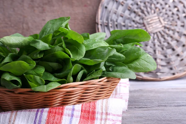 Verse sorrel in rieten mand — Stockfoto