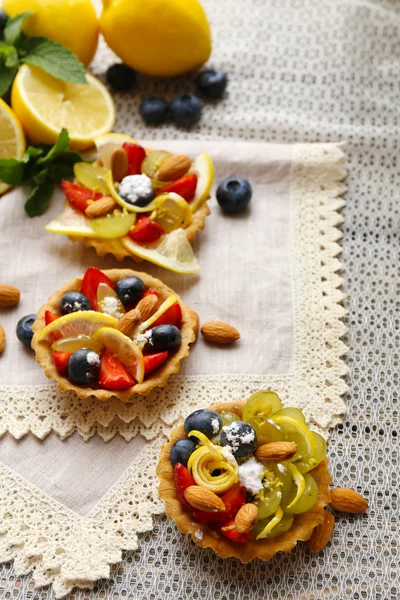 Вкусные лимонные десерты на столе дома — стоковое фото