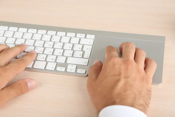 Mann arbeitet mit Tastatur — Stockfoto