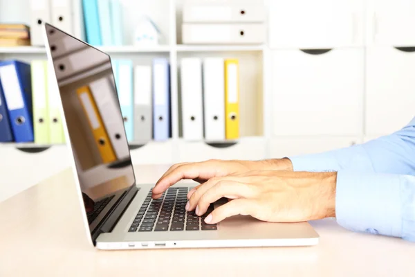 Man werkt op laptop — Stockfoto