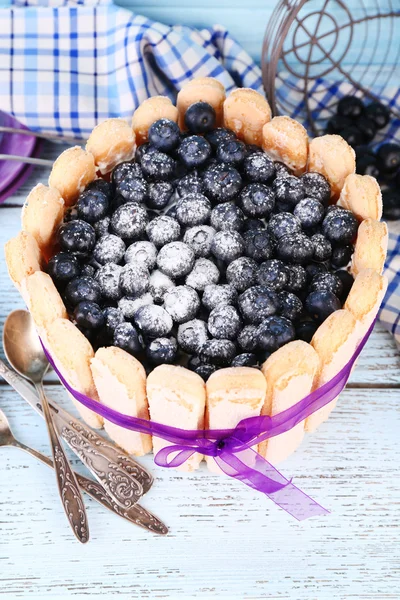 Smakelijke cake Charlotte met bosbessen — Stockfoto