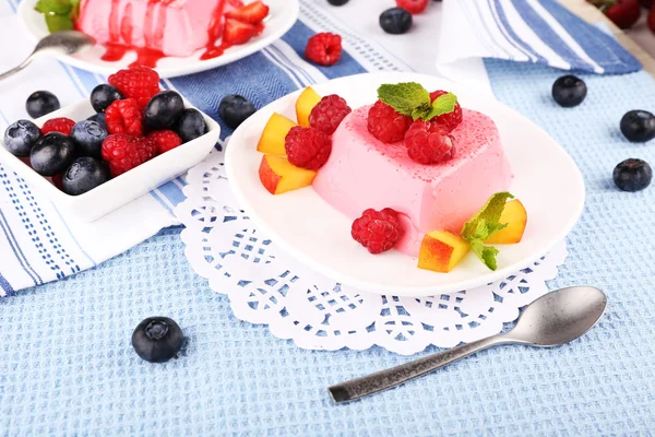 Pasteles con frutas y bayas en el plato en servilleta de encaje —  Fotos de Stock