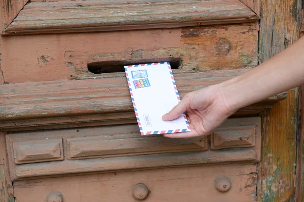 Письмо возле почтового ящика — стоковое фото