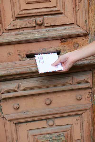 Brev nära postbox — Stockfoto