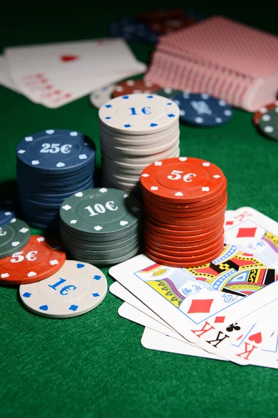 Cartões e fichas para poker — Fotografia de Stock