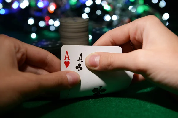 Patatine e carte per il poker — Foto Stock