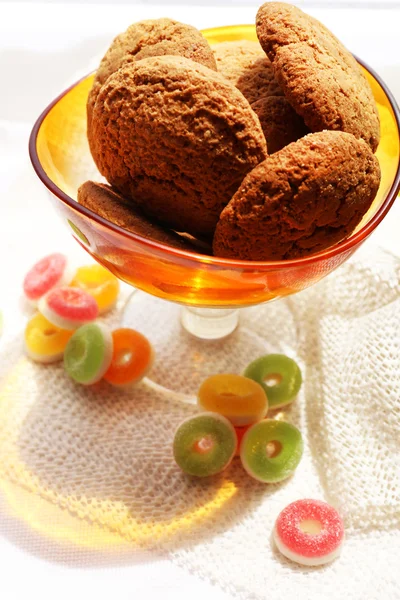 Biscoitos saborosos na mesa, close-up — Fotografia de Stock