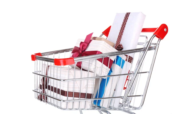 Muitas caixas presentes no carrinho de compras isoladas em branco — Fotografia de Stock