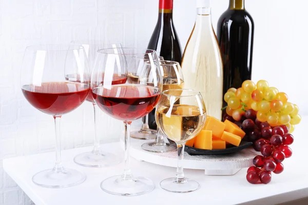 Flaschen und Gläser Wein — Stockfoto