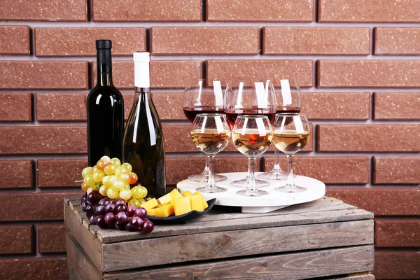 Bottles and glasses of wine — Stock Photo, Image