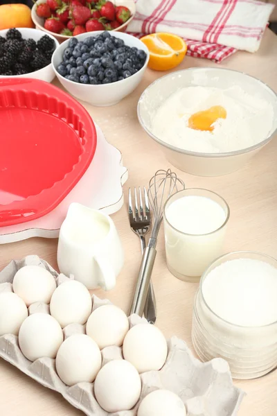 Baka läckra paj och ingredienser för att det på bordet i köket — Stockfoto