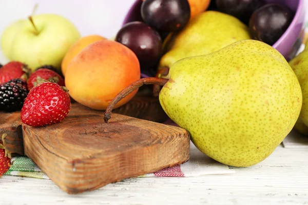 Zralé ovoce a bobule na stole zblízka — Stock fotografie