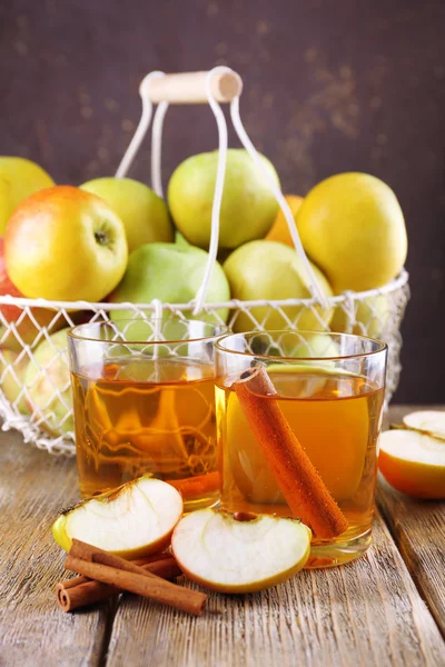 Stilleven met appel cider en verse appelen op houten tafel — Stockfoto