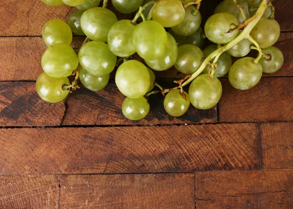 木制背景上的绿色葡萄 — 图库照片