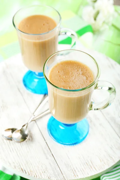 Mousse de baga deliciosa em óculos em close-up de mesa — Fotografia de Stock