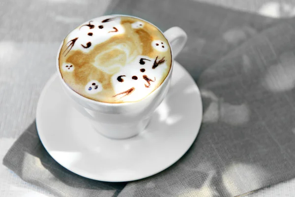 Tasse de café avec dessin mignon sur la table, gros plan — Photo