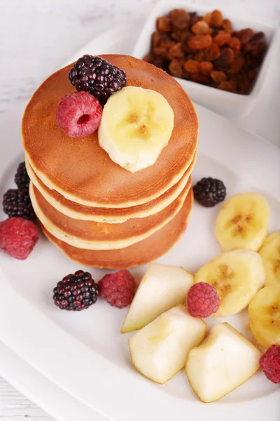 Pancake with fruits — Stock Photo, Image