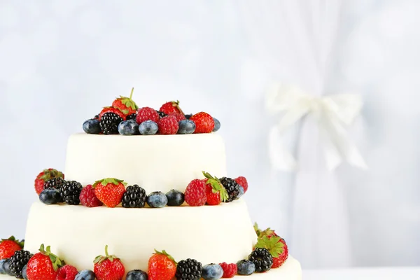 Свадебный торт с ягодами — стоковое фото