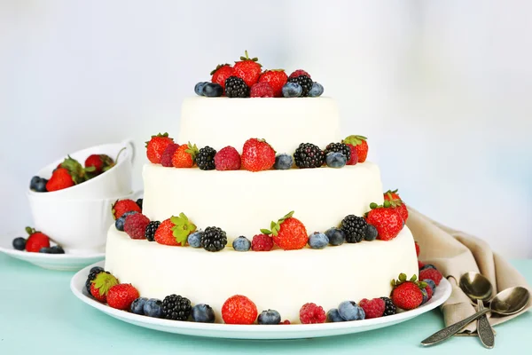 Hochzeitstorte mit Beeren — Stockfoto