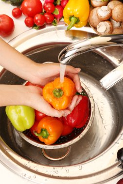 sebze yıkama elinde