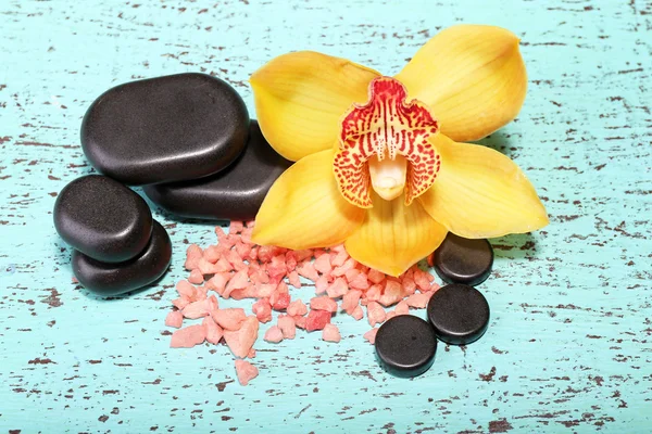 Orkidé blommor och spa stenar — Stockfoto