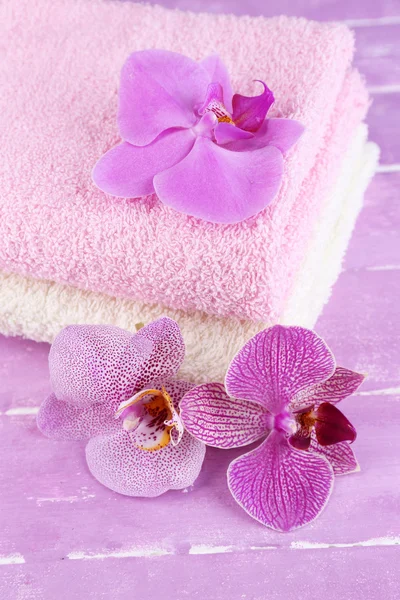 Flowers and towels — Stock Photo, Image