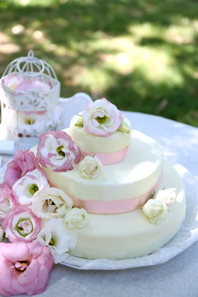 Bolo de casamento com flores — Fotografia de Stock